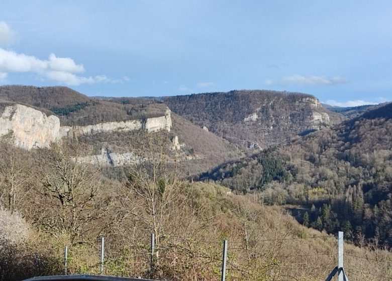 Vue sur la roche de Mouthier Hautepierre