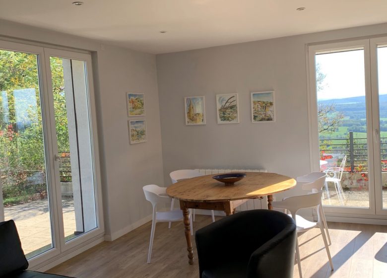 Le séjour donnant sur deux terrasses bien exposées
