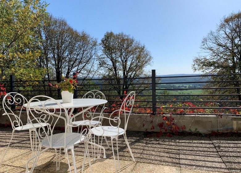 Une terrasse ensoleillée face aux Montagnes du Jura