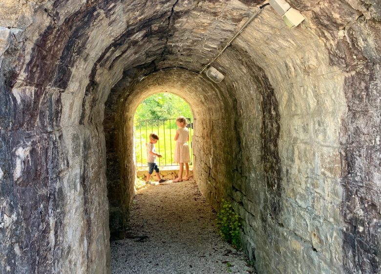 Les enfants adorent ce petit souterrain