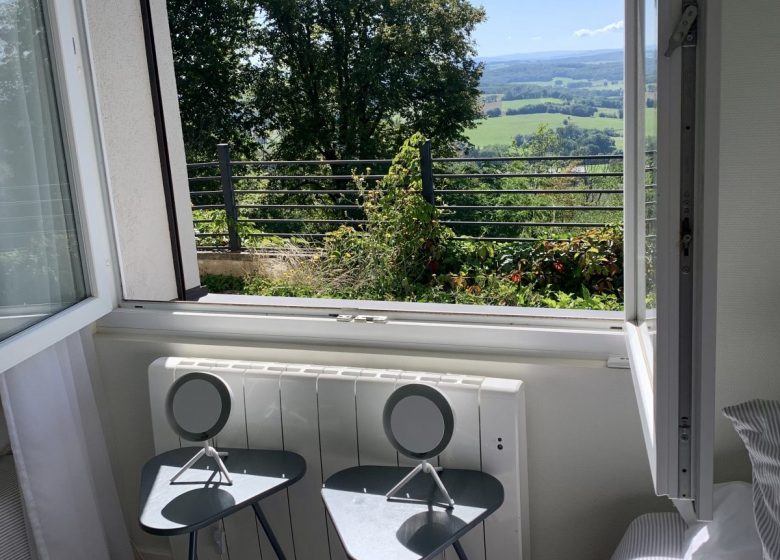 chambre avec vue sur les montagnes du Jura