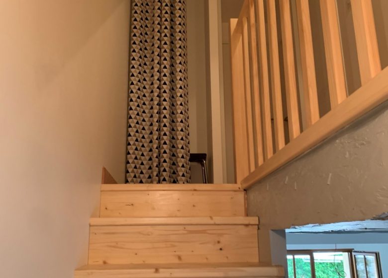 ESCALIER MENANT AU 1ER