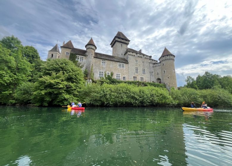 Au pied du château de Cléron sortie canoë