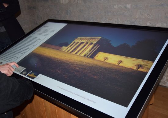 Table tactile du Musée Ledoux à la Saline royale