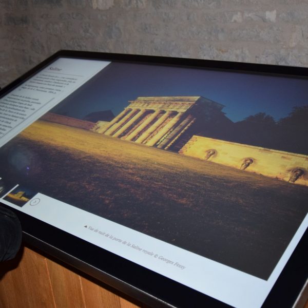 Table tactile du Musée Ledoux à la Saline royale